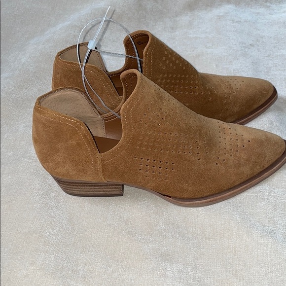 New With Tags Gianni Bini Suede Block Heel Booties - Picture 3 of 6